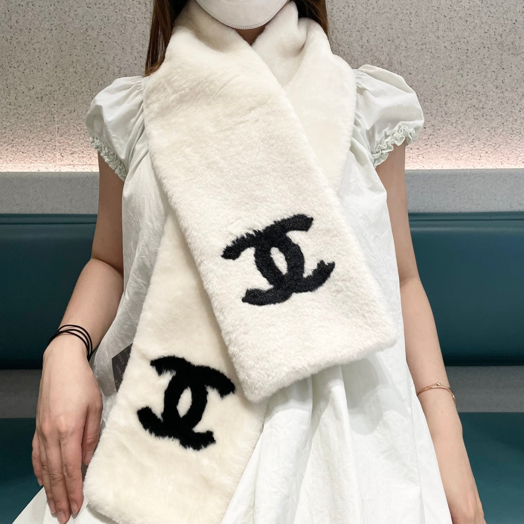 CHANEL 25S SCARF 120 IN FAUX FUR 876436