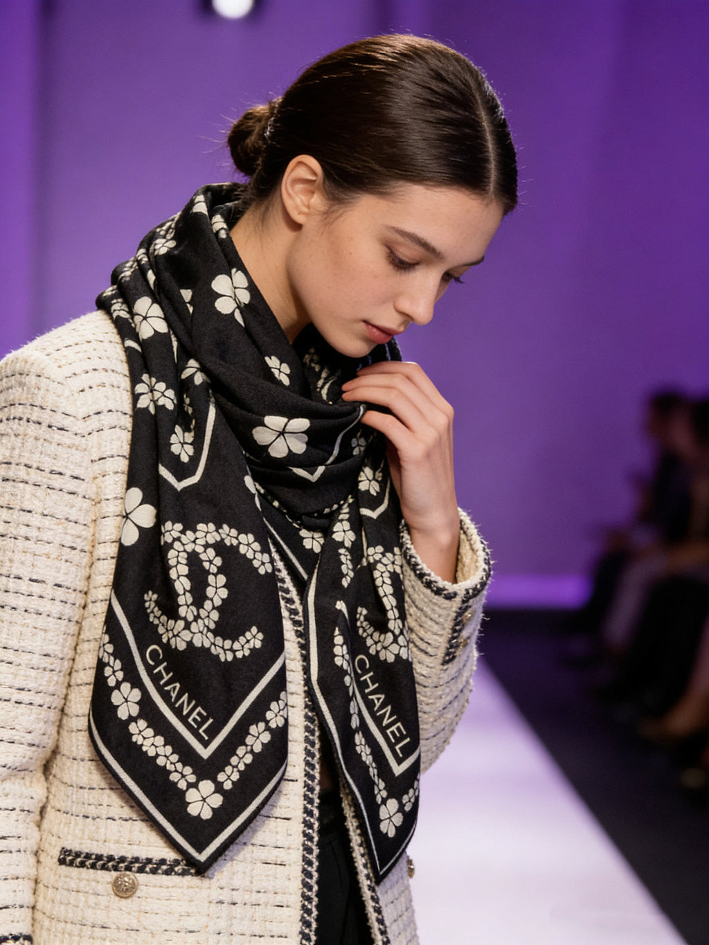 CHANEL 25S SCARF 135 CM IN CASHMERE SILK 943686