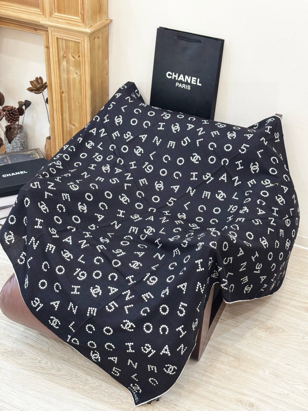 CHANEL 25S SCARF 135 CM IN CASHMERE SILK 943694