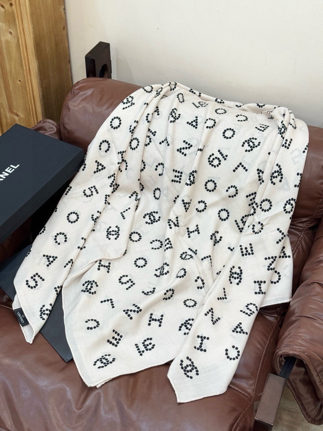 CHANEL 25S SCARF 135 CM IN CASHMERE SILK 943695