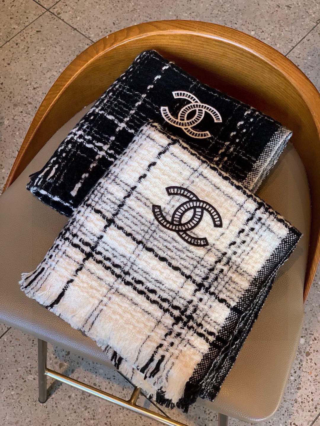 CHANEL 25S SCARF 200 IN CASHMERE 732052