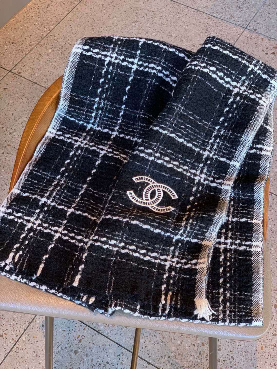 CHANEL 25S SCARF 200 IN CASHMERE 732052