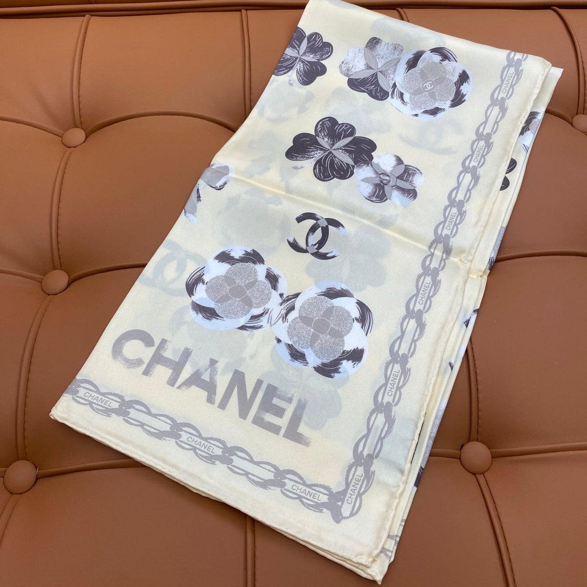 CHANEL 25S SCARF 90 IN SILK 703655