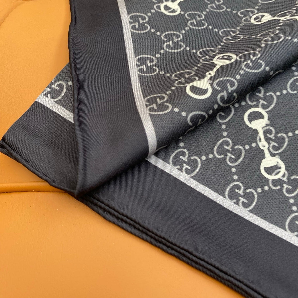 GUCCI 25S SCARF 90 IN SILK 718506