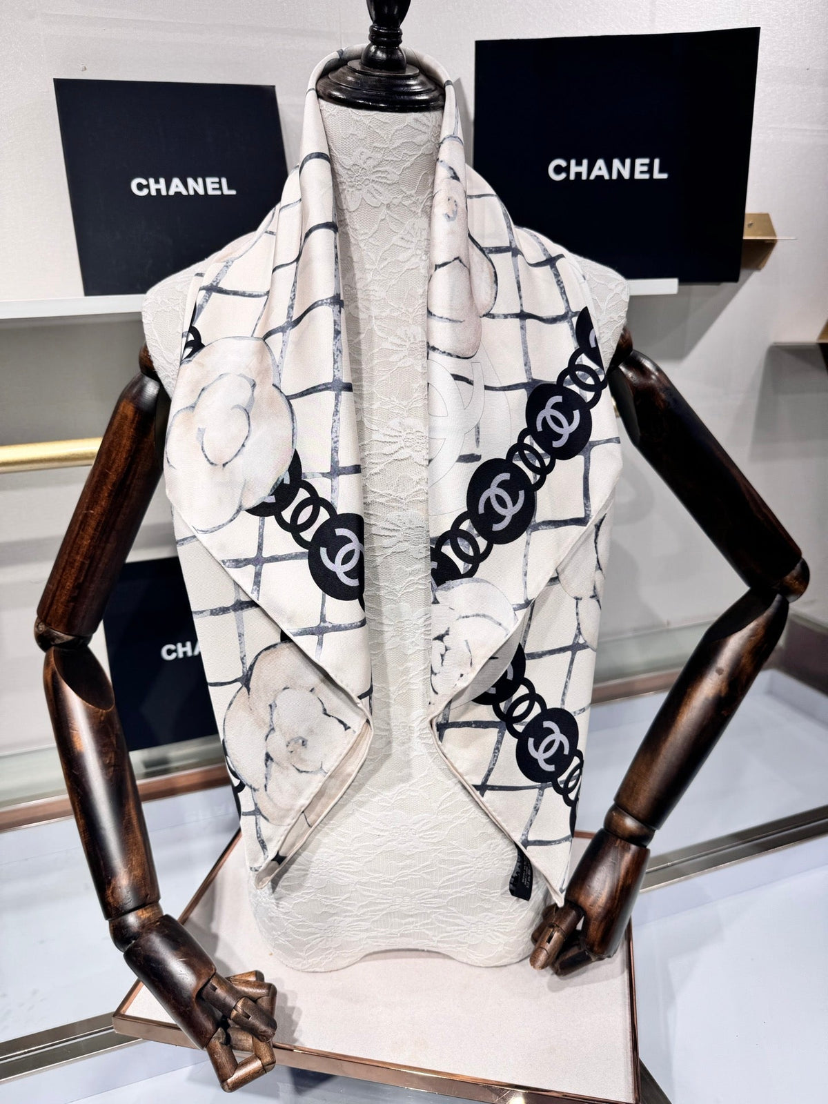 CHANEL 25S SCARF 90 IN CASHMERE SILK 737219