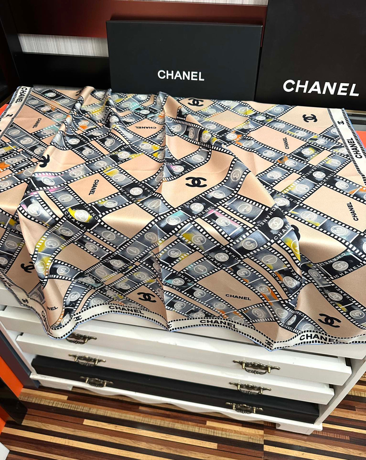 CHANEL 25S SCARF 90 IN SILK 727362