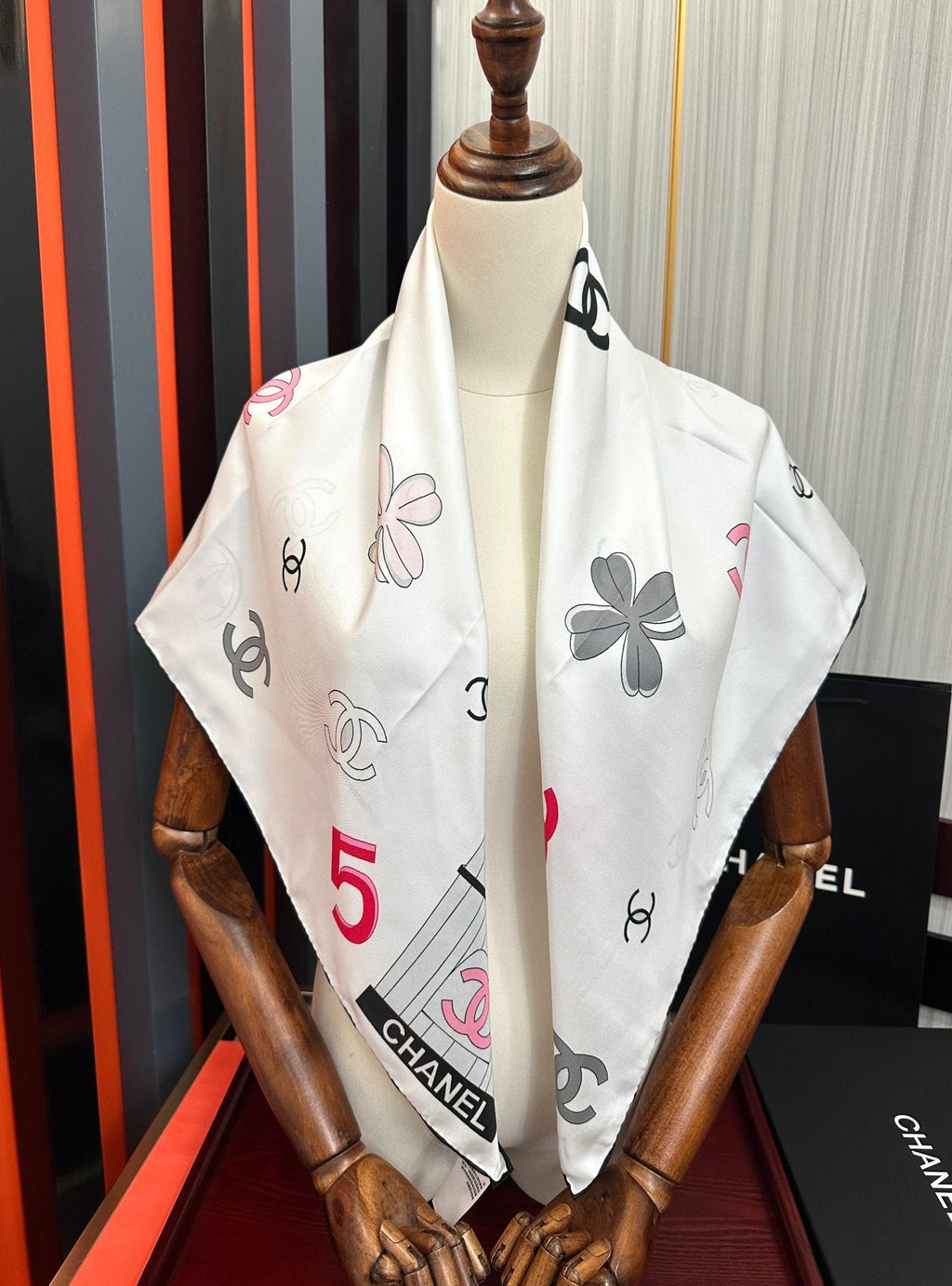 CHANEL 25S SCARF 90 IN SILK 733857