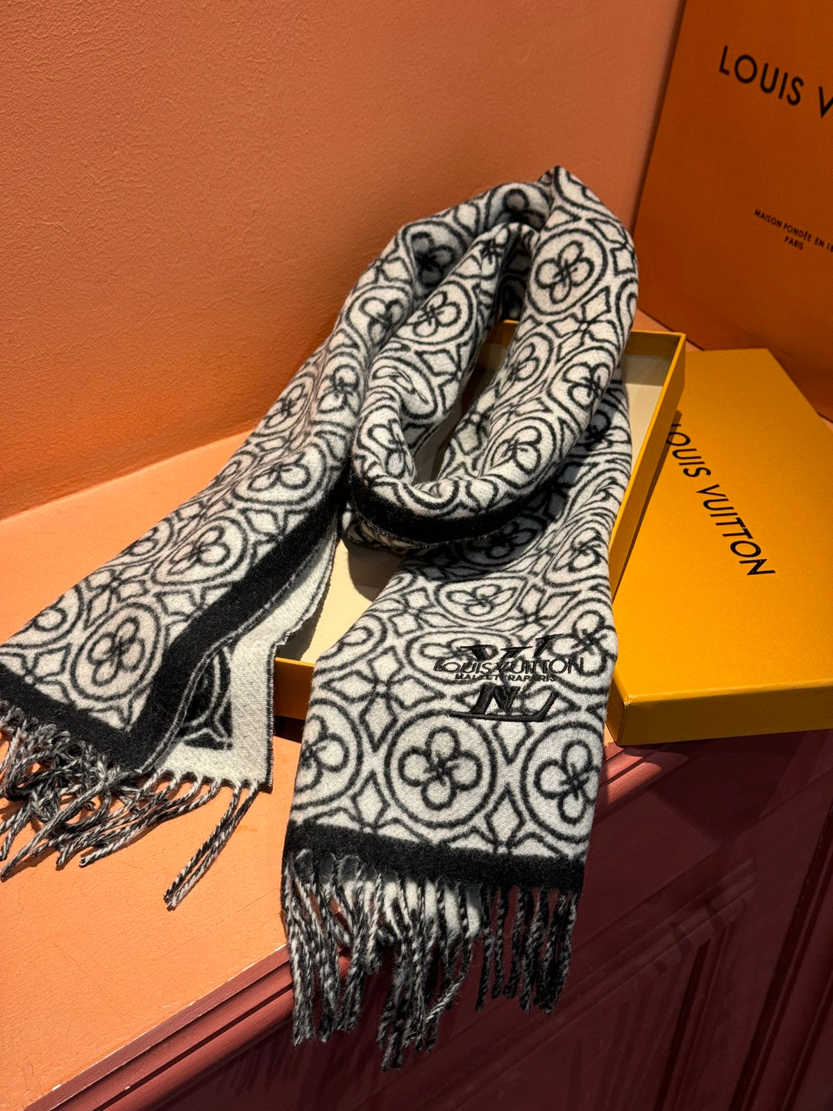 LOUIS VUITTON FLOWER MONOGRAM SCARF 180 CM IN BLACK MIX WHITE CASHMERE 388305