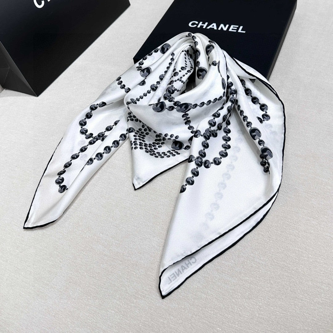 CHANEL 25S SCARF 90 IN SILK 711321